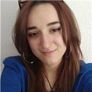 Profesora de piano y teoría musical con formación en conservatorio